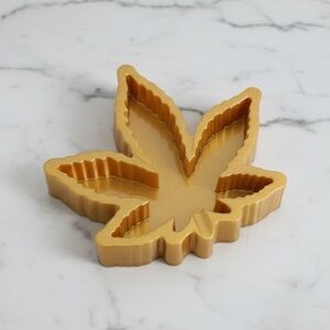NWT Resin Leaf Ashtray – Handmade – Gold